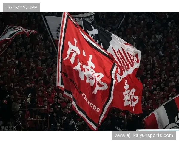 球员赛后与球迷合影互动拉近彼此距离 球员赛后与球迷合影互动拉近彼此距离